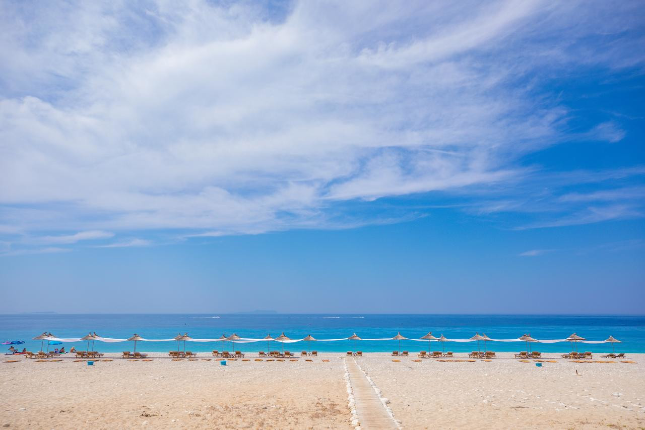 Голубое небо, море и песок. Дерми. Албания – фотографии Албании