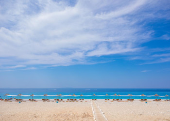 Голубое небо, море и песок. Дерми. Албания – фотографии Албании