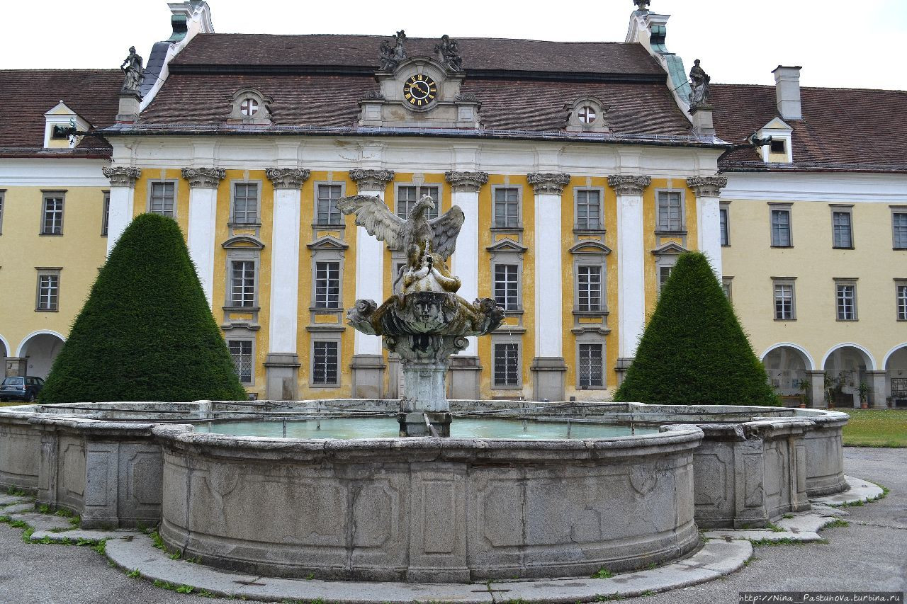 Фонтан перед входом в монастырь Святого Флориана. Санкт Флориан. Австрия. – фотографии Австрии