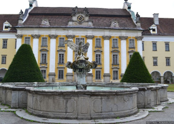 Фонтан перед входом в монастырь Святого Флориана. Санкт Флориан. Австрия. – фотографии Австрии