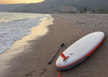 Сап борд на пляже Yanışlı, Gülnar – фотографии Турции