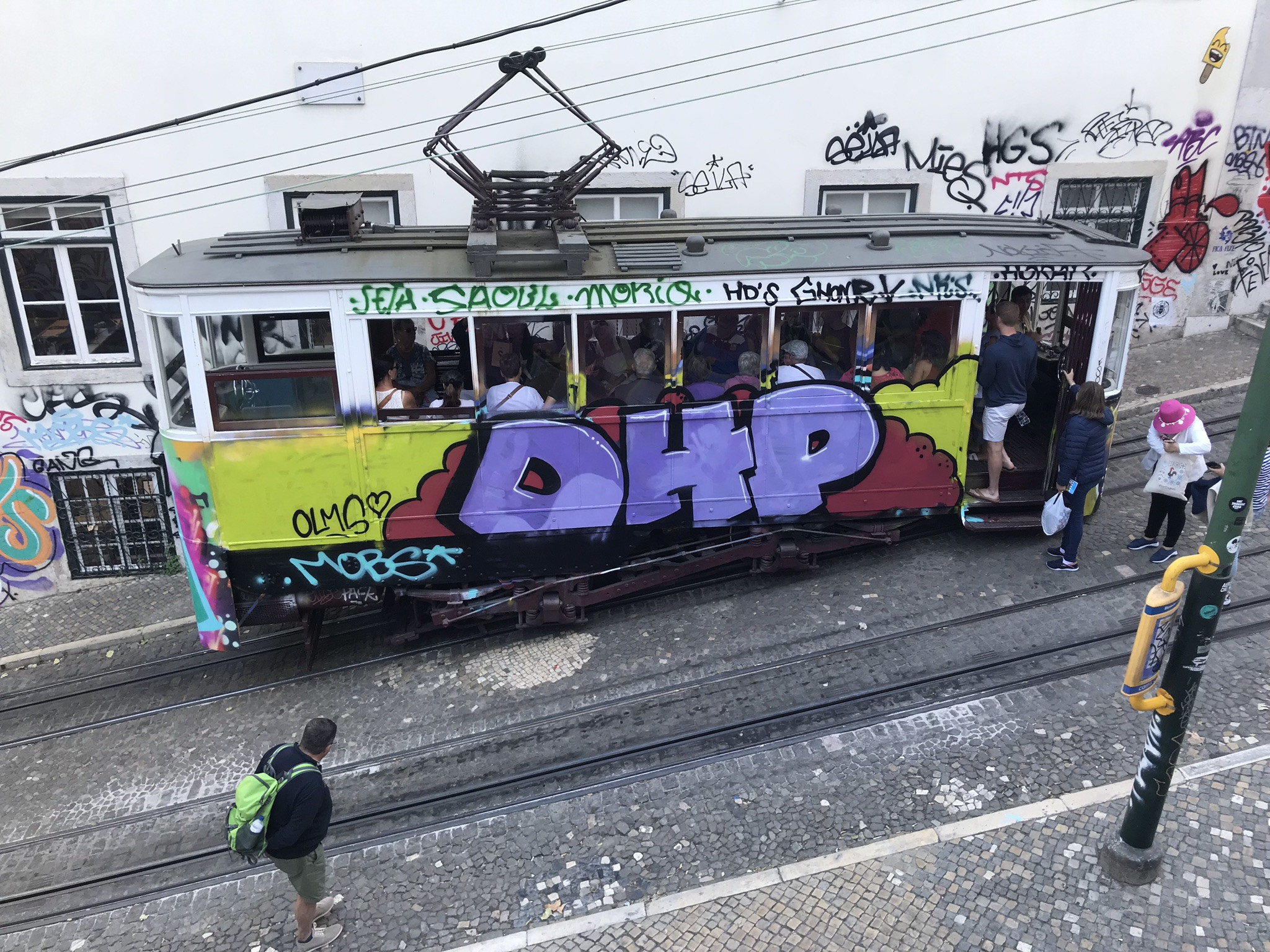 Популярный у туристов фуникулер Глория, Лиссабон – фотографии Португалии