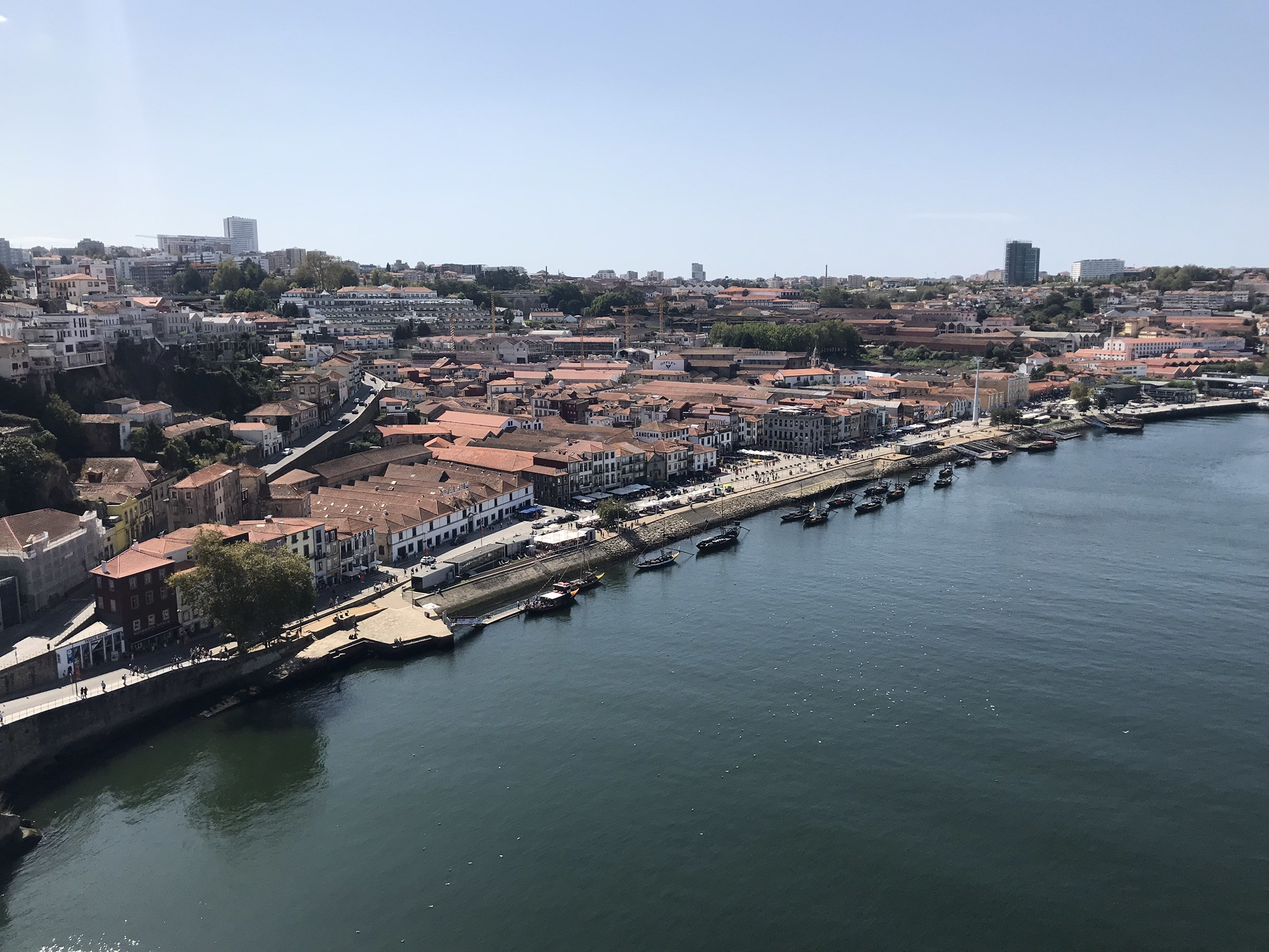 Вид с верхней части моста Понти-ди-Дон-Луиш I на реку и набережную Порту – фотографии Португалии