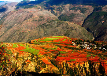В середине 1990-х годов первые китайские фотографы приехали на Красную Землю Дончуань – фотографии Китая