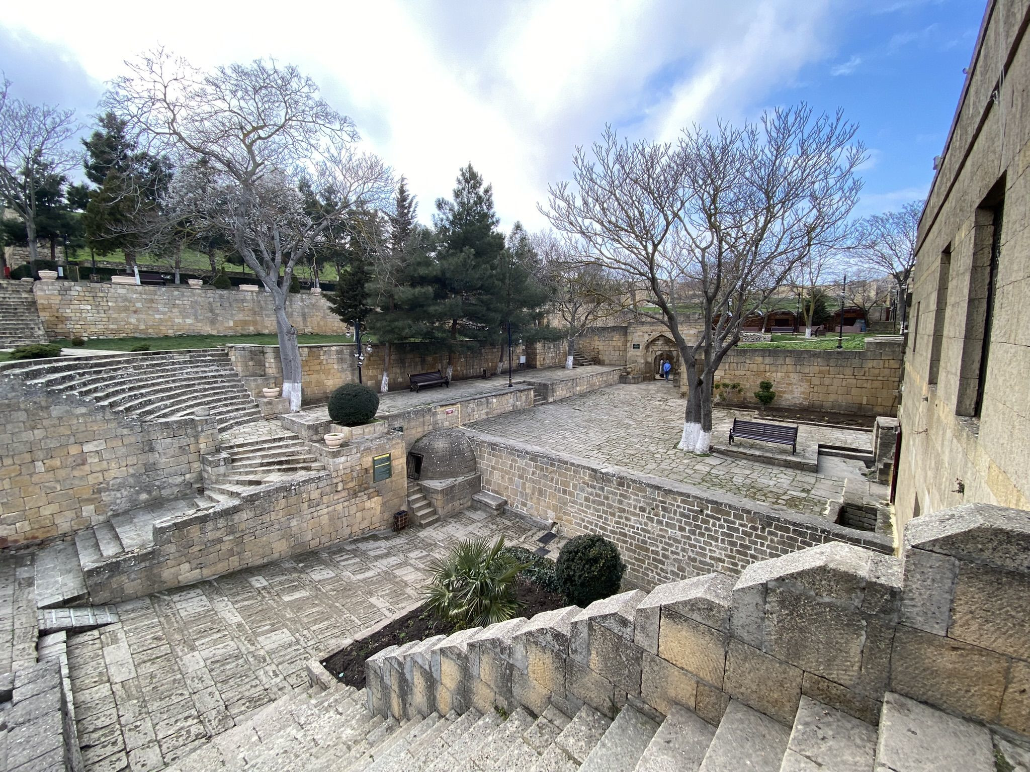 Крепость Нарын-Кала, территория внутри возле входа – фотографии России