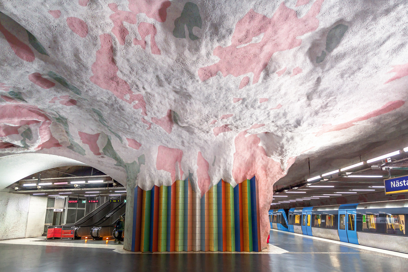 Загадочные пещеры подземки в Стокгольме – фотографии Швеции