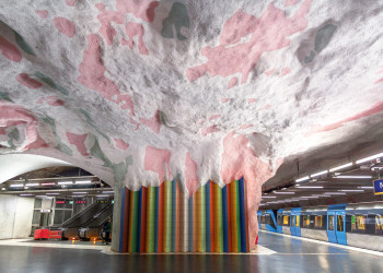 Загадочные пещеры подземки в Стокгольме – фотографии Швеции