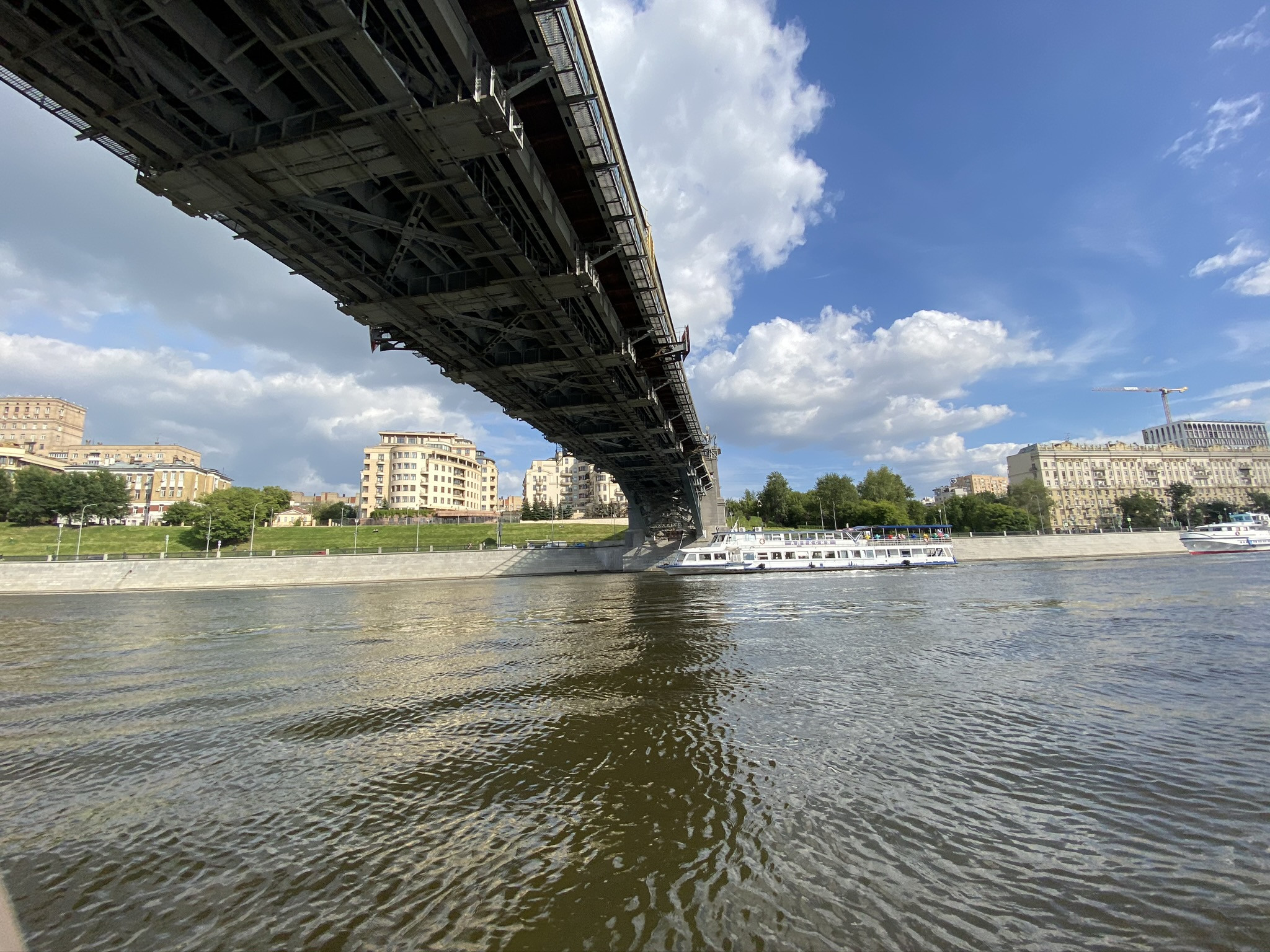 Вид на мост Богдана Хмельницкого с воды, Москва – фотографии России