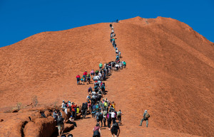 Туристы карабкаются к вершине горы Улуру – фотографии Австралии