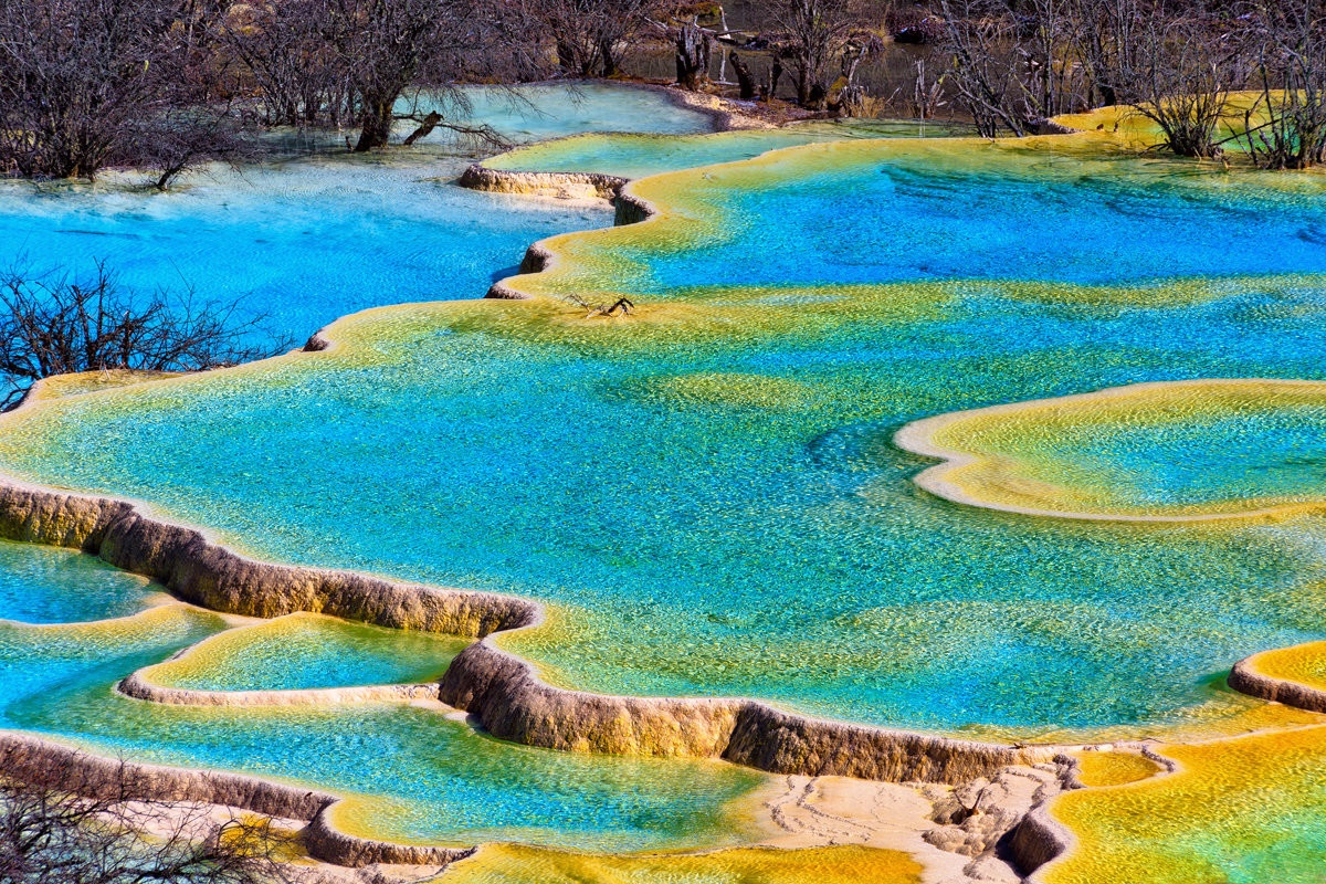 Травертиновые бассейны долины Хуанлун (Huanglong) в провинции Сычуань, Китай – фотографии Китая