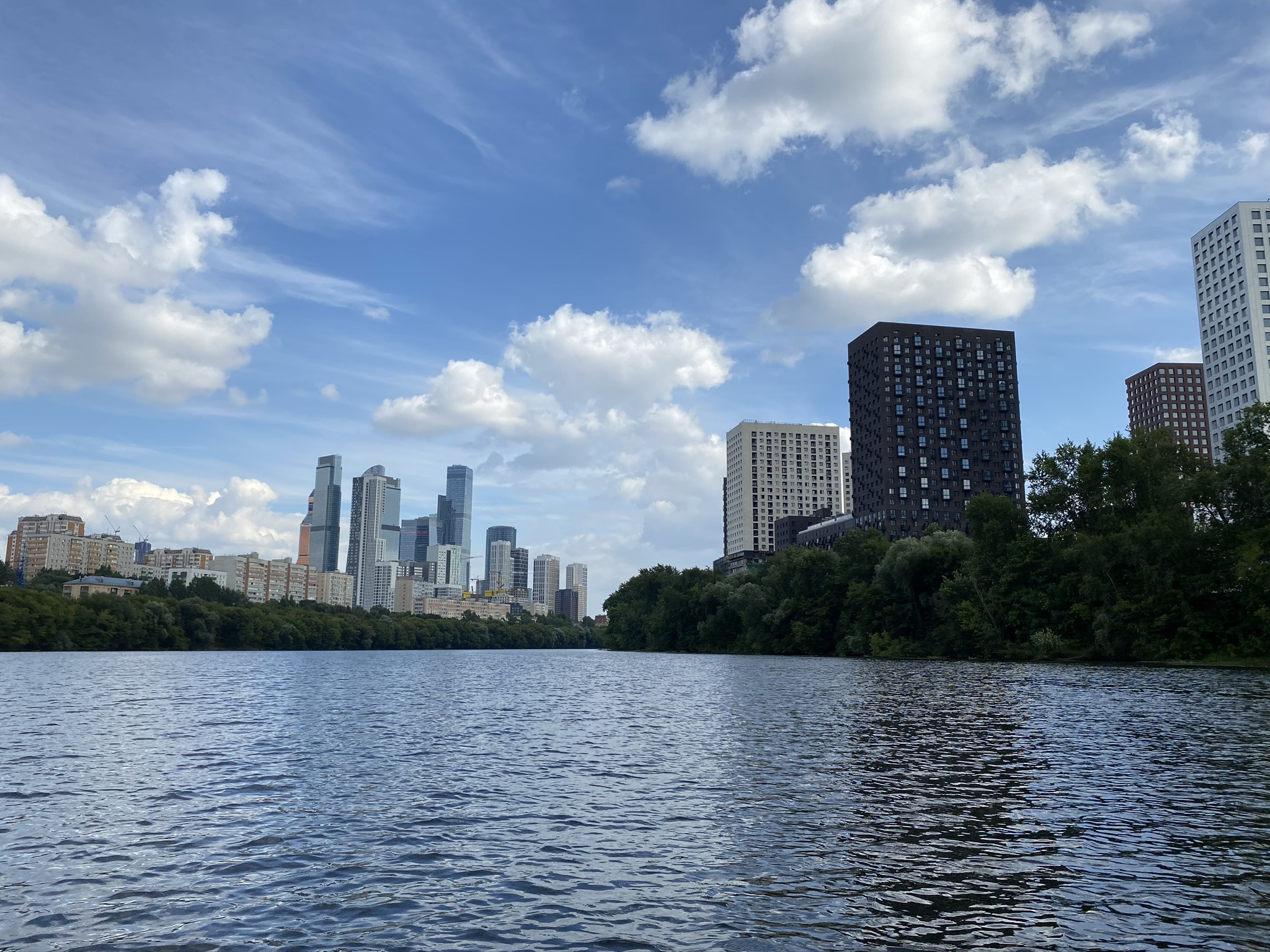 Москва река с лодки в районе Карамышевской и Шелепихинской набережных – фотографии России