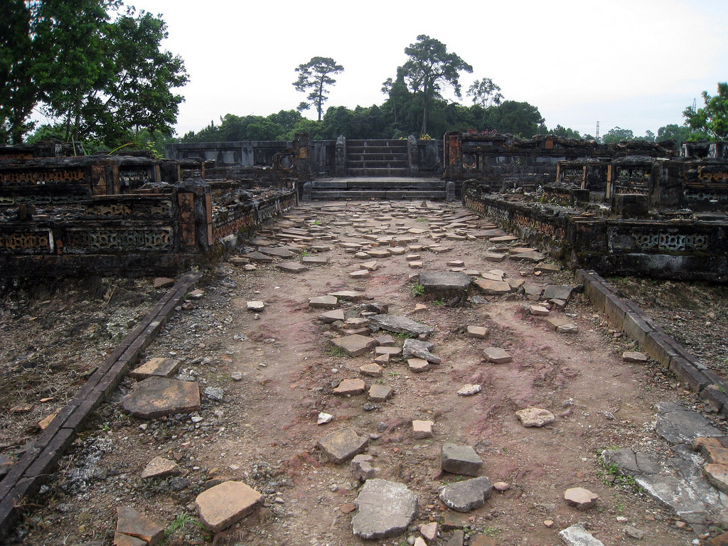Гробница Тхиеу Чи в окрестностях города Хюэ – фотографии Вьетнама