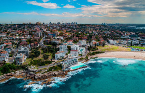 50-ти метровый бассейн Bondi Icebergs, стоящий на скалах, о которых бьются с огромным ударом волны – фотографии Австралии