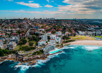 50-ти метровый бассейн Bondi Icebergs, стоящий на скалах, о которых бьются с огромным ударом волны – фотографии Австралии