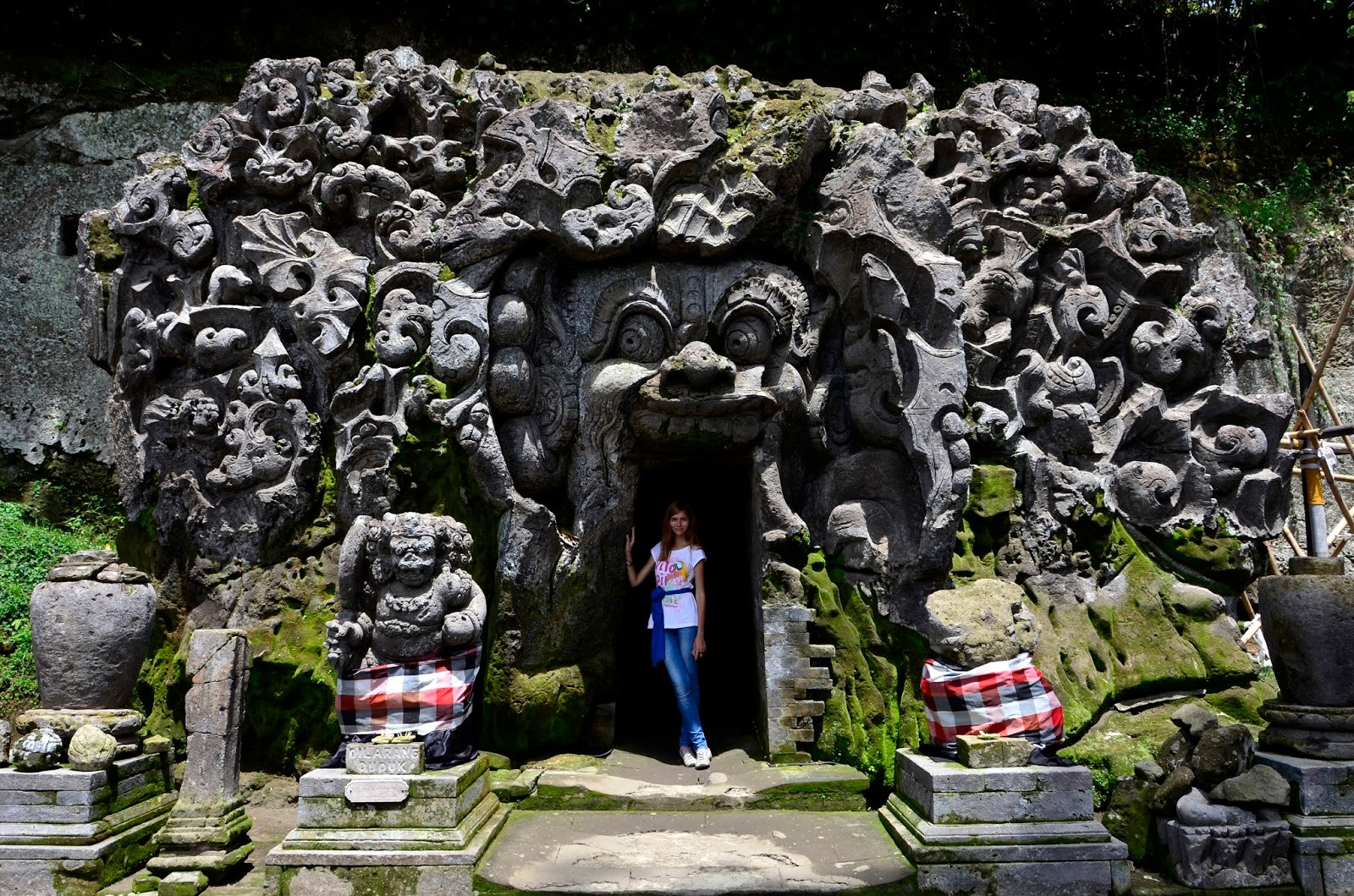 Памятник истории и мифов слоновая пещера Гоа Гаджа (Goa Gajah), Бали, Индонезия – фотографии Индонезии