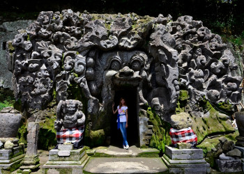 Памятник истории и мифов слоновая пещера Гоа Гаджа (Goa Gajah), Бали, Индонезия – фотографии Индонезии