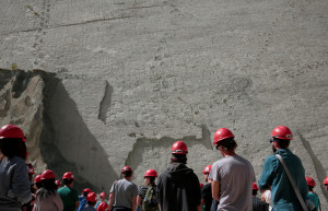 Следы динозавров Cal Orcko на окраине города Сукре, в Боливии – фотографии Боливии