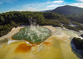 Геотермальная активность Уаи-О-Тапу в окрестностях города Роторуа Новой Зеландии – фотографии Новой Зеландии