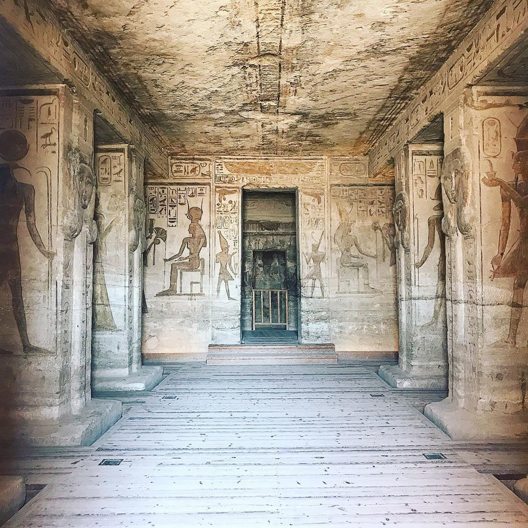 Около 70 скальных гробниц Долины Цариц поражает своим убранством – фотографии Египта