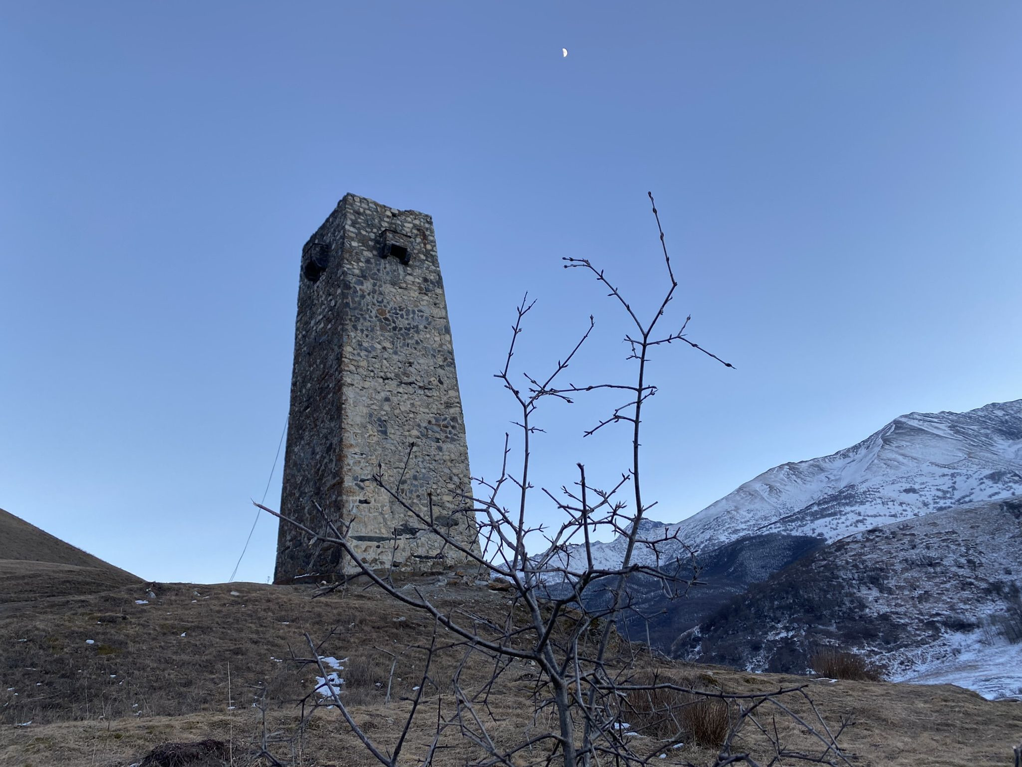 Башня на вершине города Мёртвых в Даргавсе – фотографии России