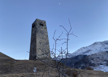 Башня на вершине города Мёртвых в Даргавсе – фотографии России