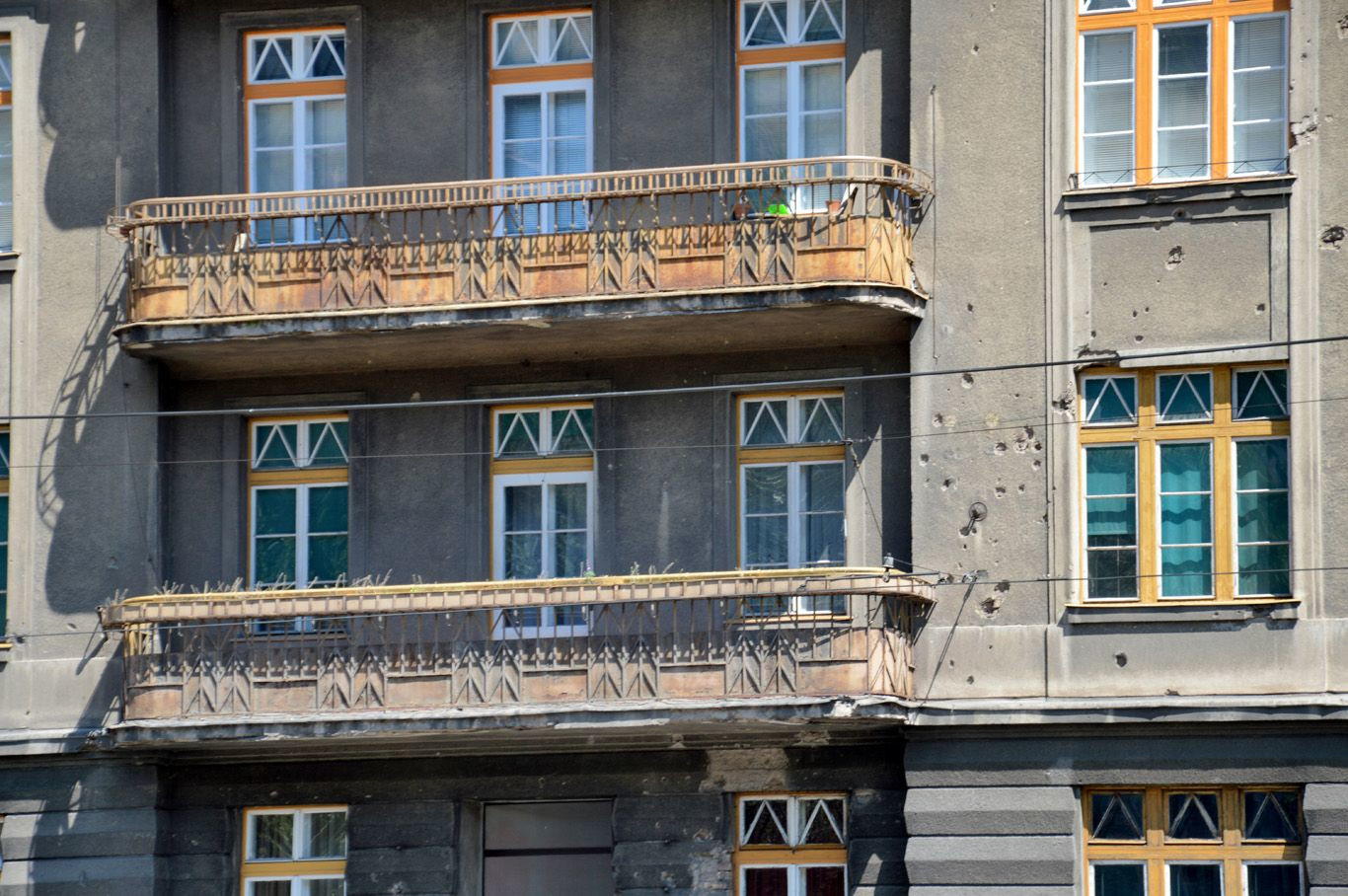 Следы обстрелов зданий в Сараево – фотографии Боснии и Герцеговины