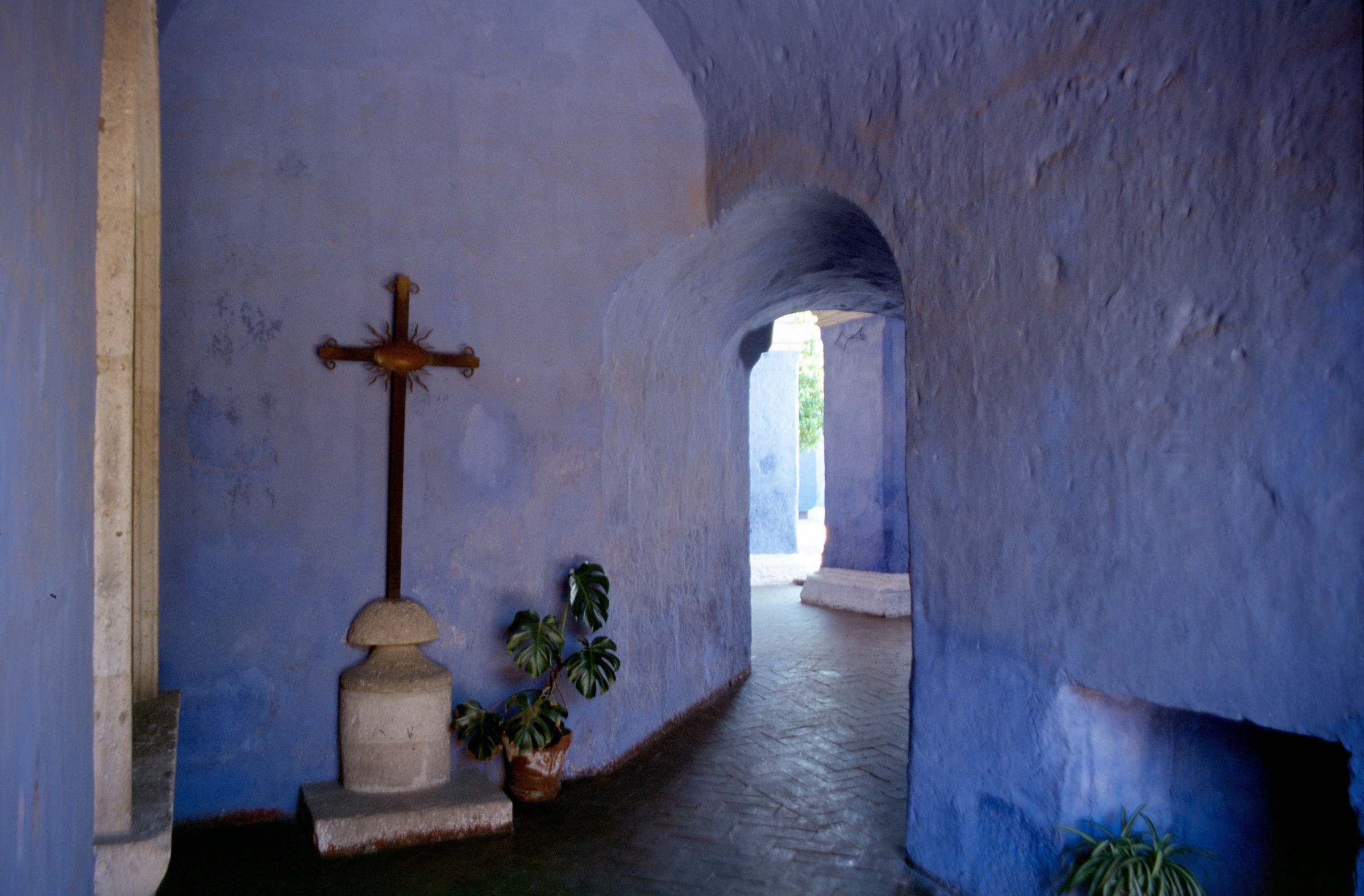 Коридор внутри монастыря Санта-Каталина, Арекипа, Перу – фотографии Перу