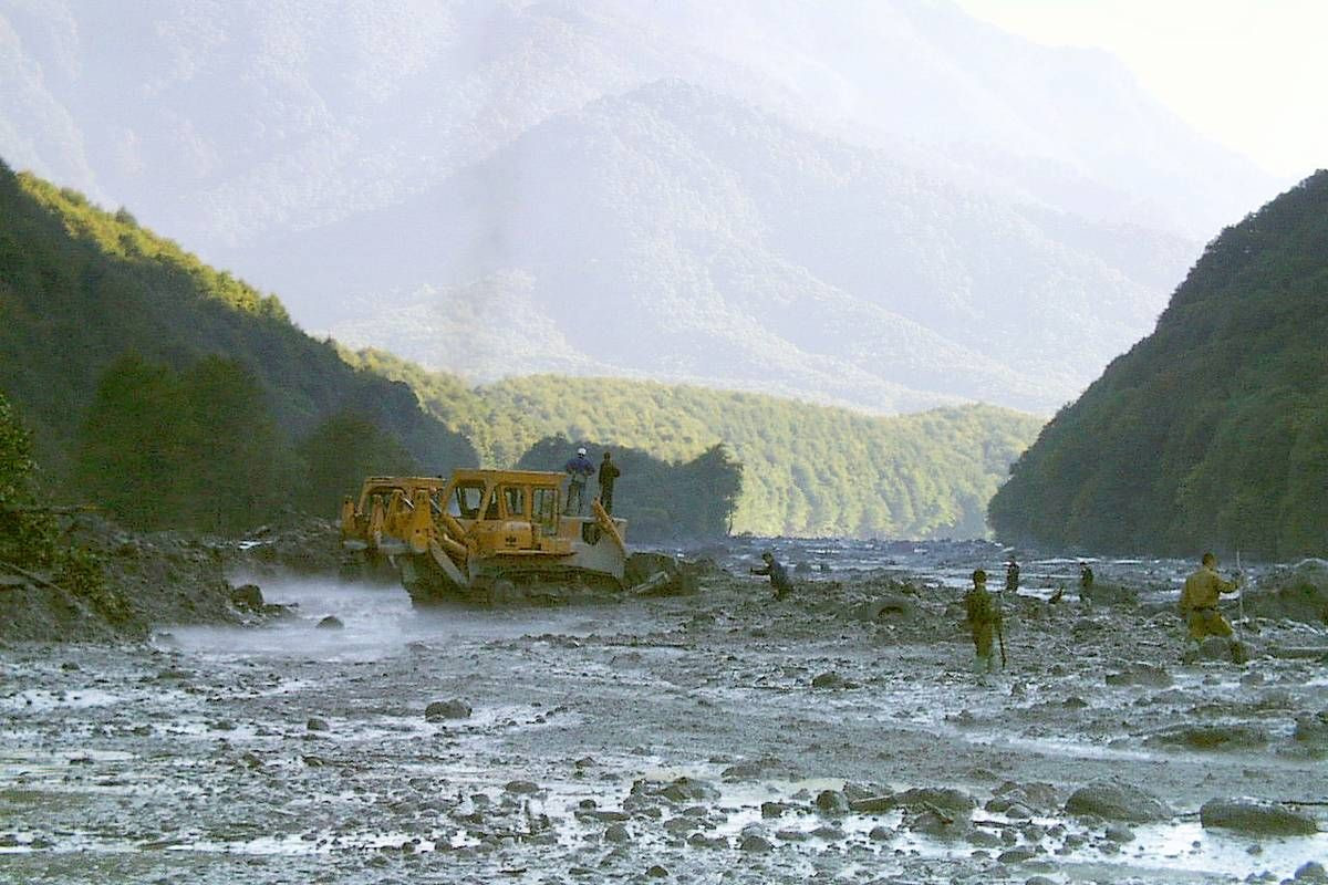 Ледник Колка накрыл ущелье, спасательные работы – фотографии России