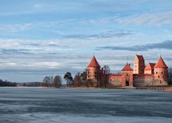 Островной замок в городе Тракай, Литва – фотографии Литвы