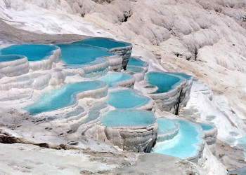 Белые склоны Памуккале (Pamukkale) как "хлопковый замок", Турция – фотографии Турции