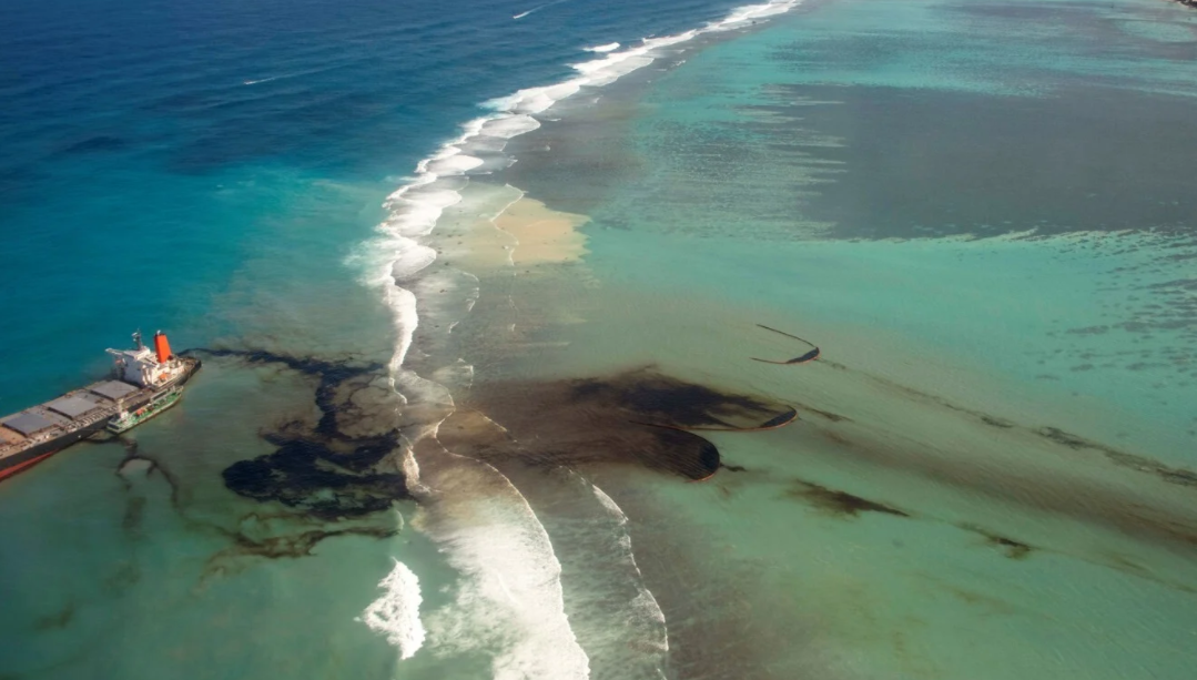 Нефть в океане у Маврикия после крушения японского нефтяного танкера – фотографии Маврикия