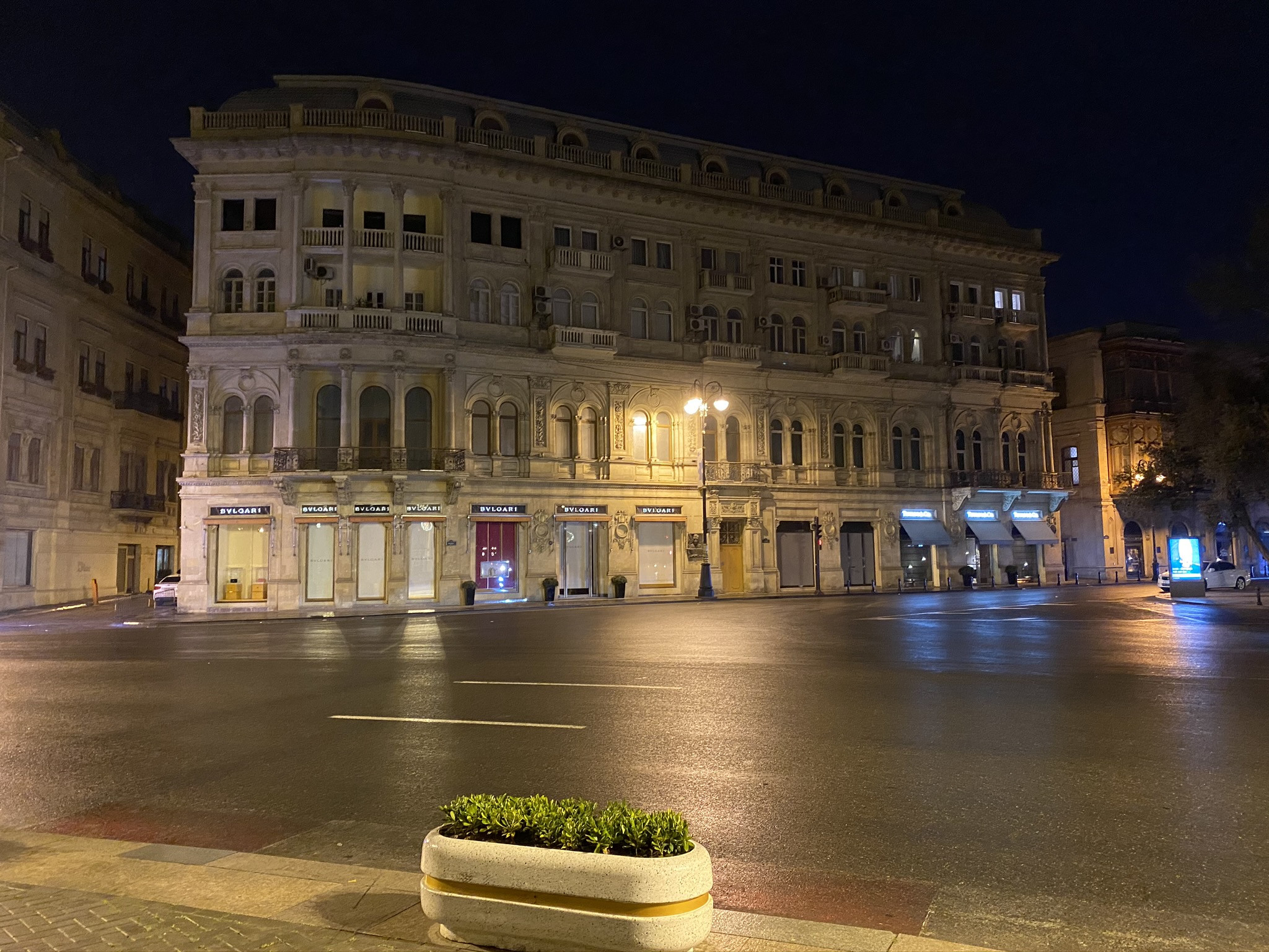 Ночной проспект нефтяников в Баку – фотографии Азербайджана