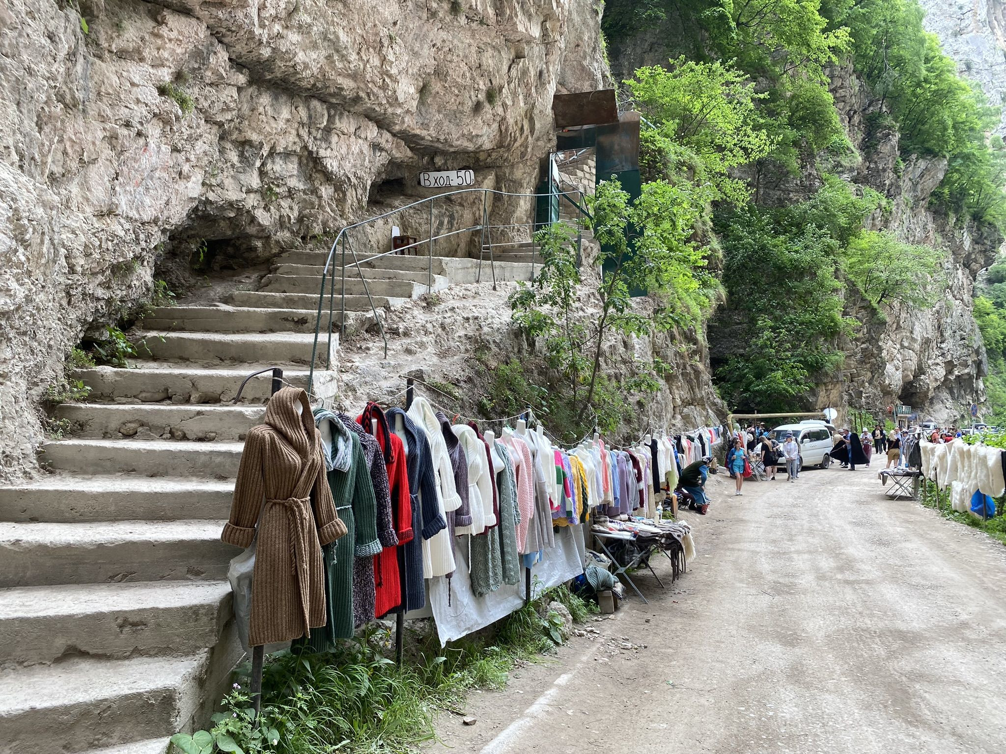 Лестница к смотровой площадке на Чегемских водопадах, вход 50 рублей – фотографии России