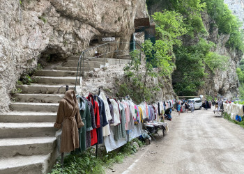 Лестница к смотровой площадке на Чегемских водопадах, вход 50 рублей – фотографии России