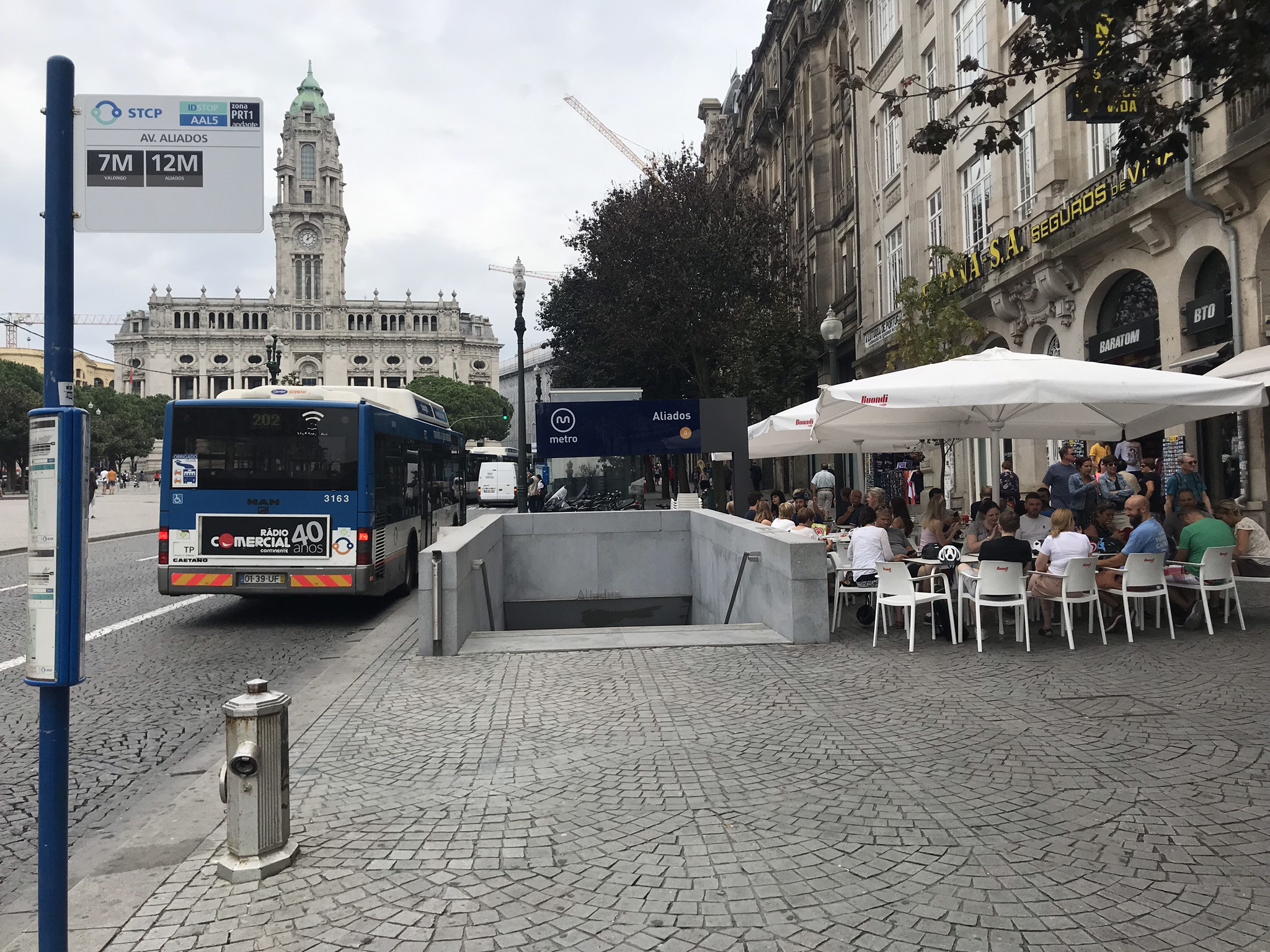 Вход в метро на станцию Aliados, Порту – фотографии Португалии