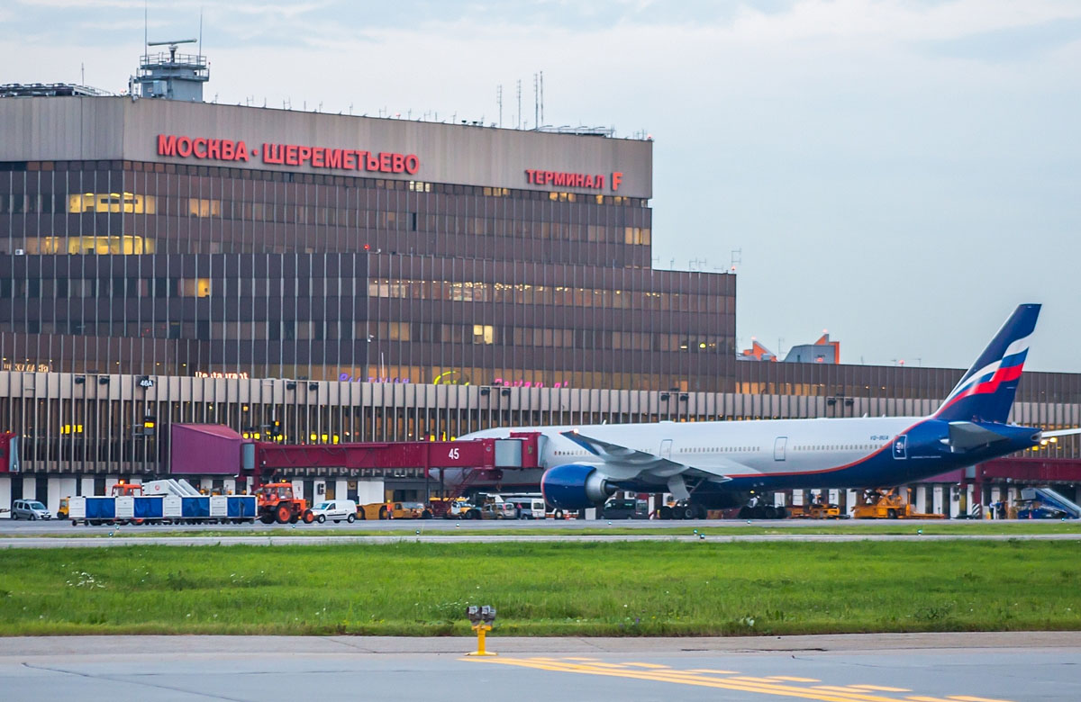 Cosmos moscow sheremetyevo. Аэропорт Москва Шереметьево ВПП. Аэропорт Шереметьево терминал f Взлетная полоса. Шереметьевская аэропорт Шереметьево. Открытие аэропорта Шереметьево.