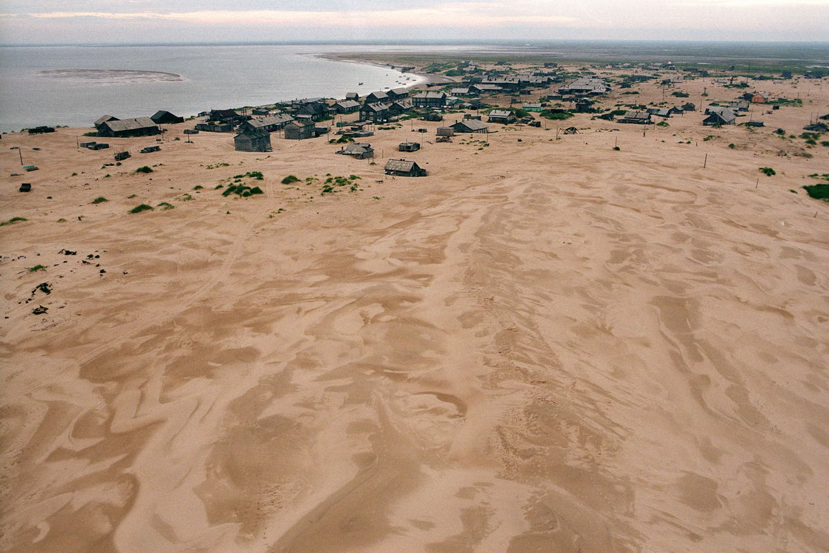 Деревня пески. Белое море село Шойна. Песчаная деревня Шойна. Шойна деревня на берегу белого моря. Посёлок Шойна на белом море.