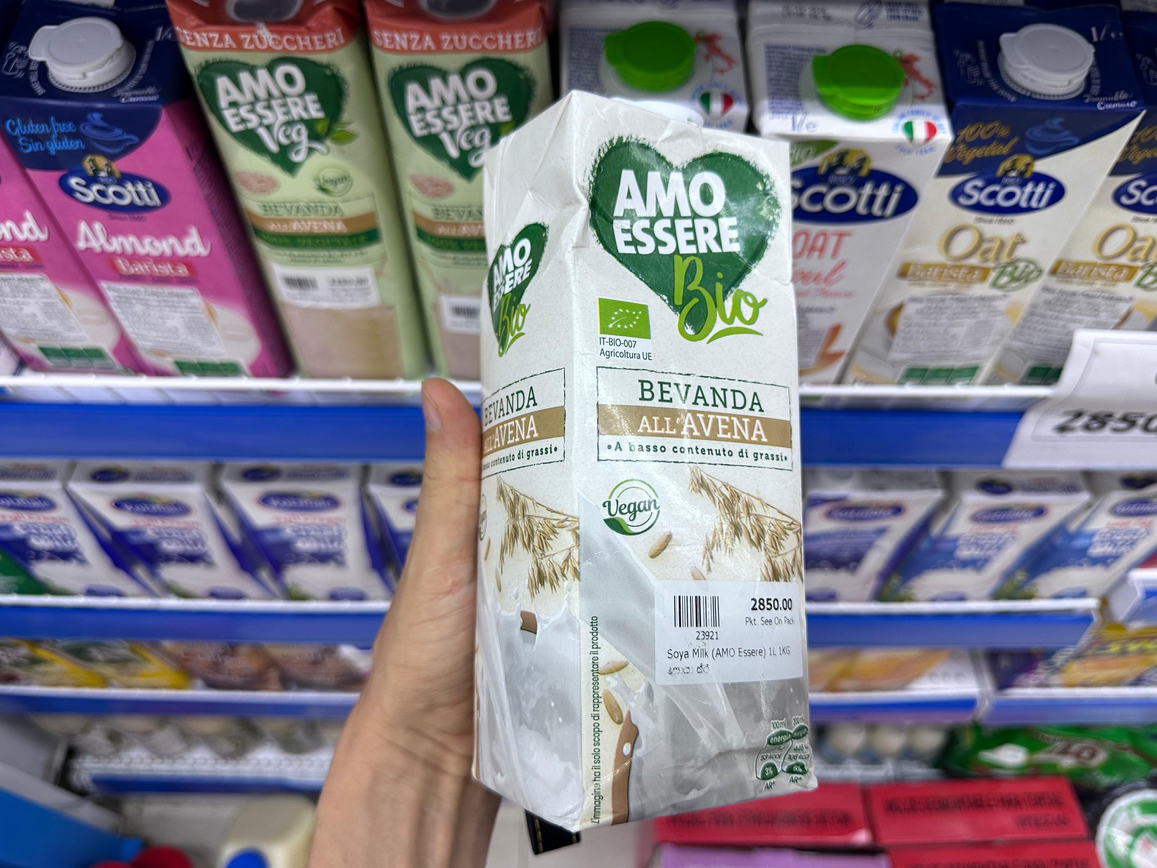 Вздутые упаковки овсяного молока в премиум-супермаркете SeaFair в Девате