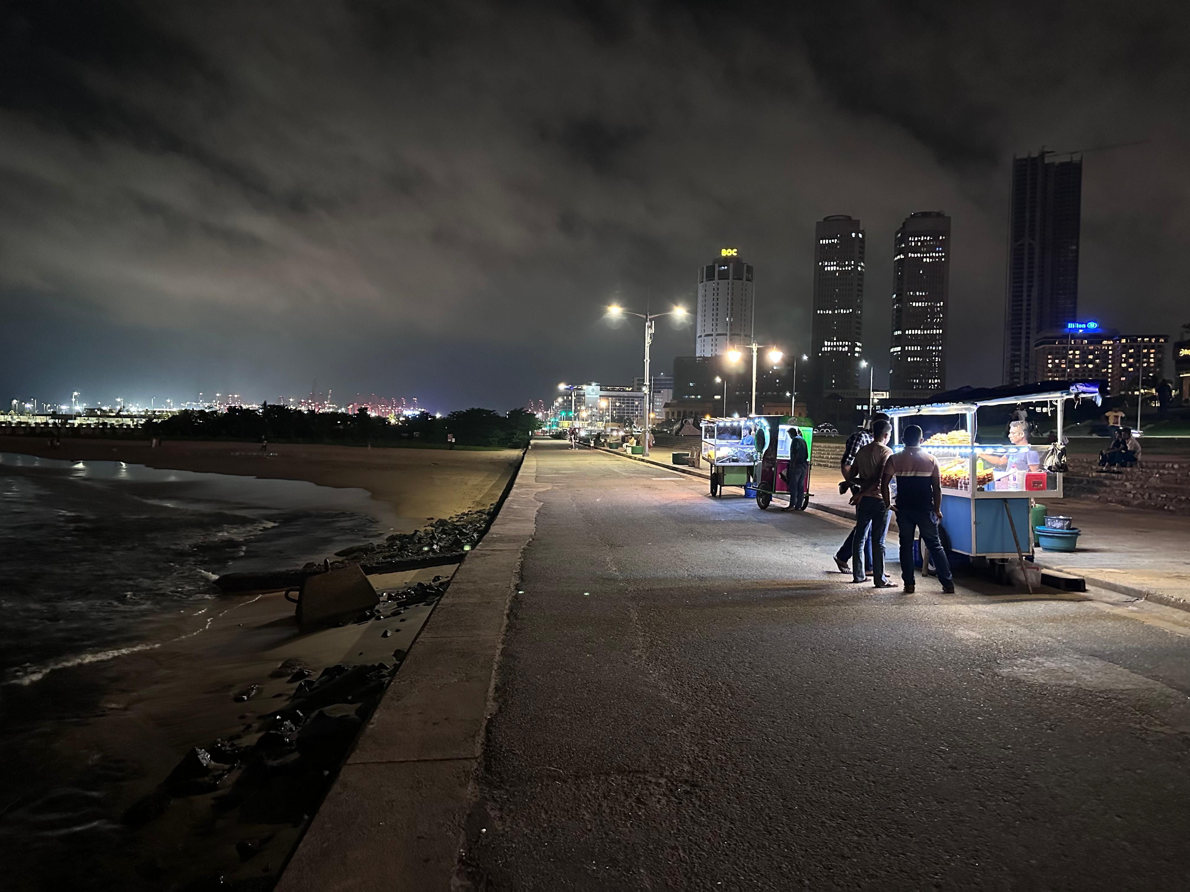 Тележки со снеками на Набережной Коломбо пахнут и дымят