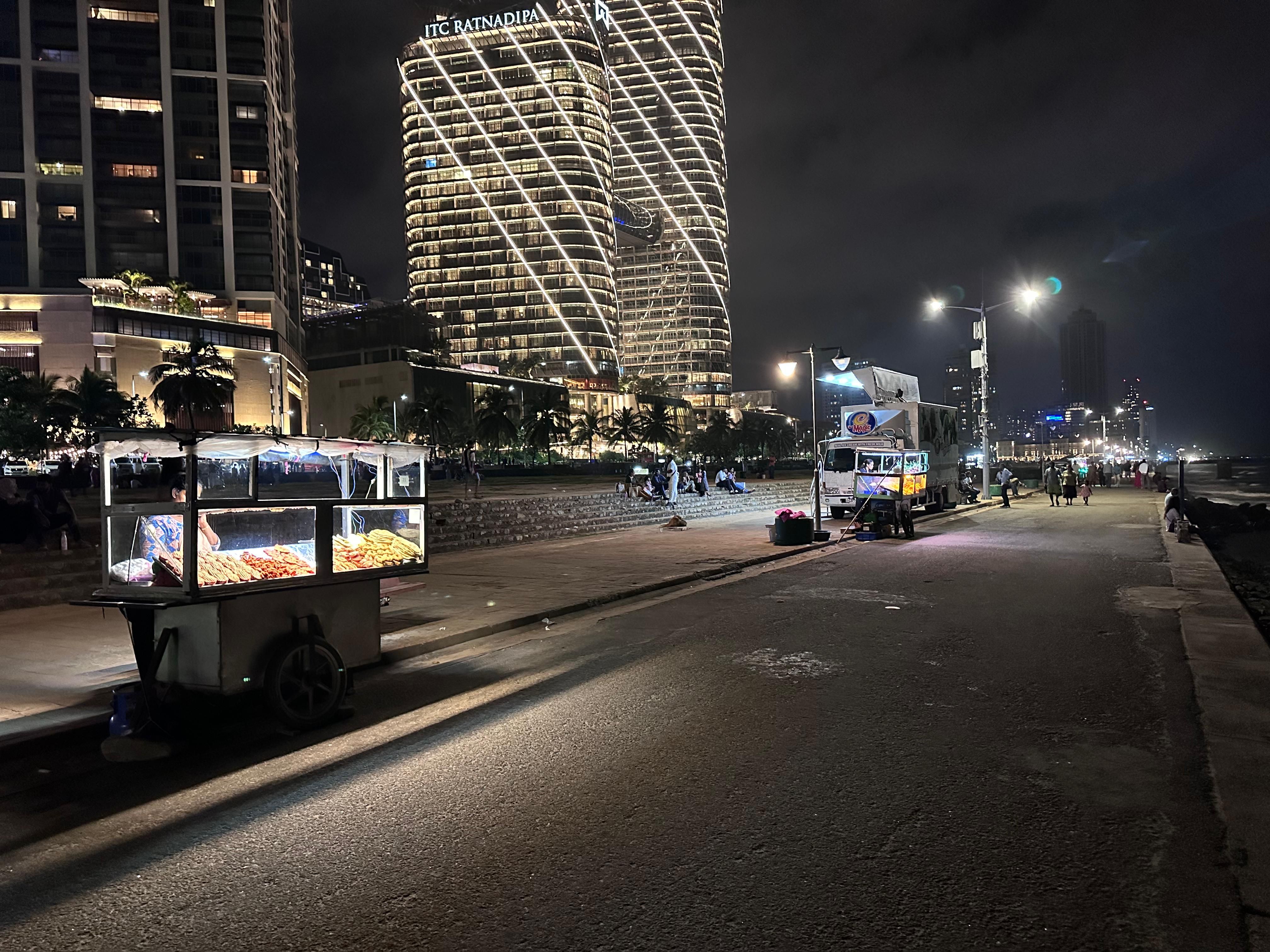 Тележки со снеками на Набережной Коломбо