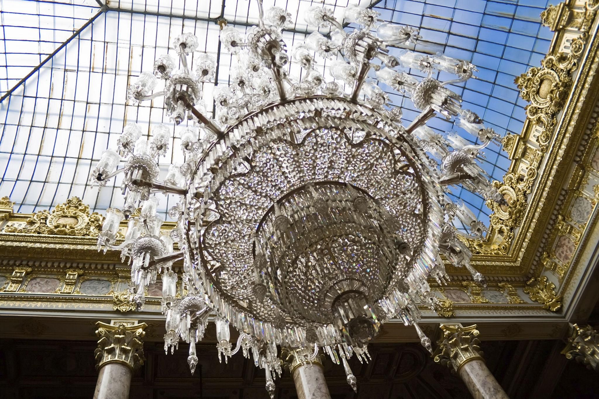 Зал с гигантской люстрой во дворце Долмабахче (Стамбул, Турция)