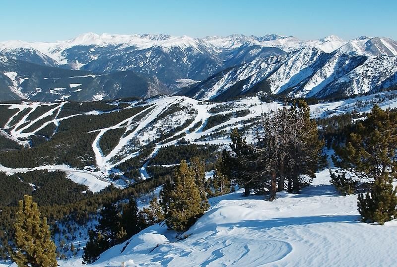 Высокие заснеженные вершины Arinsal