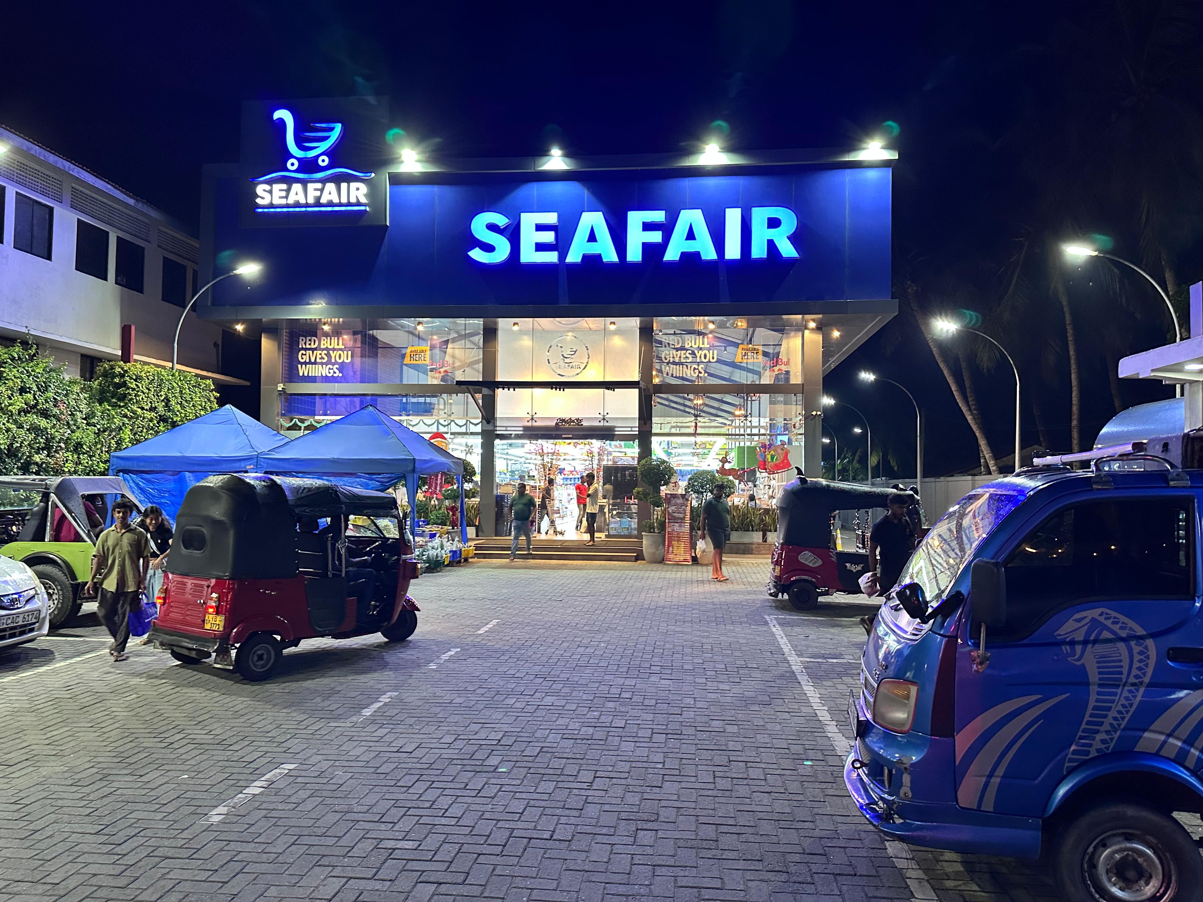 Большой супермаркет Seafair в Девате