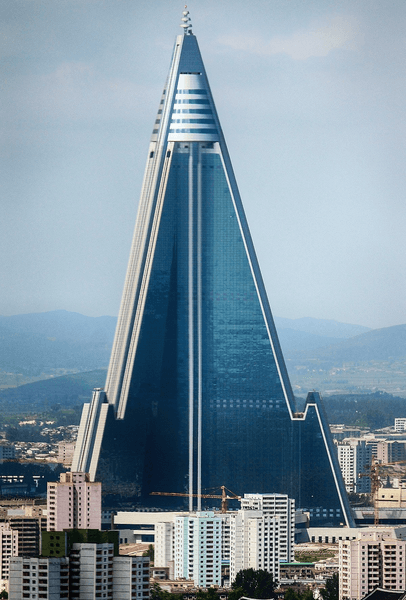 «Отель судьбы» Ryugyong Hotel (гостиница Рюгён) в Пхеньян: заброшенная гостиница стоимостью 1,6 млрд фунтов никогда не принимала людей
