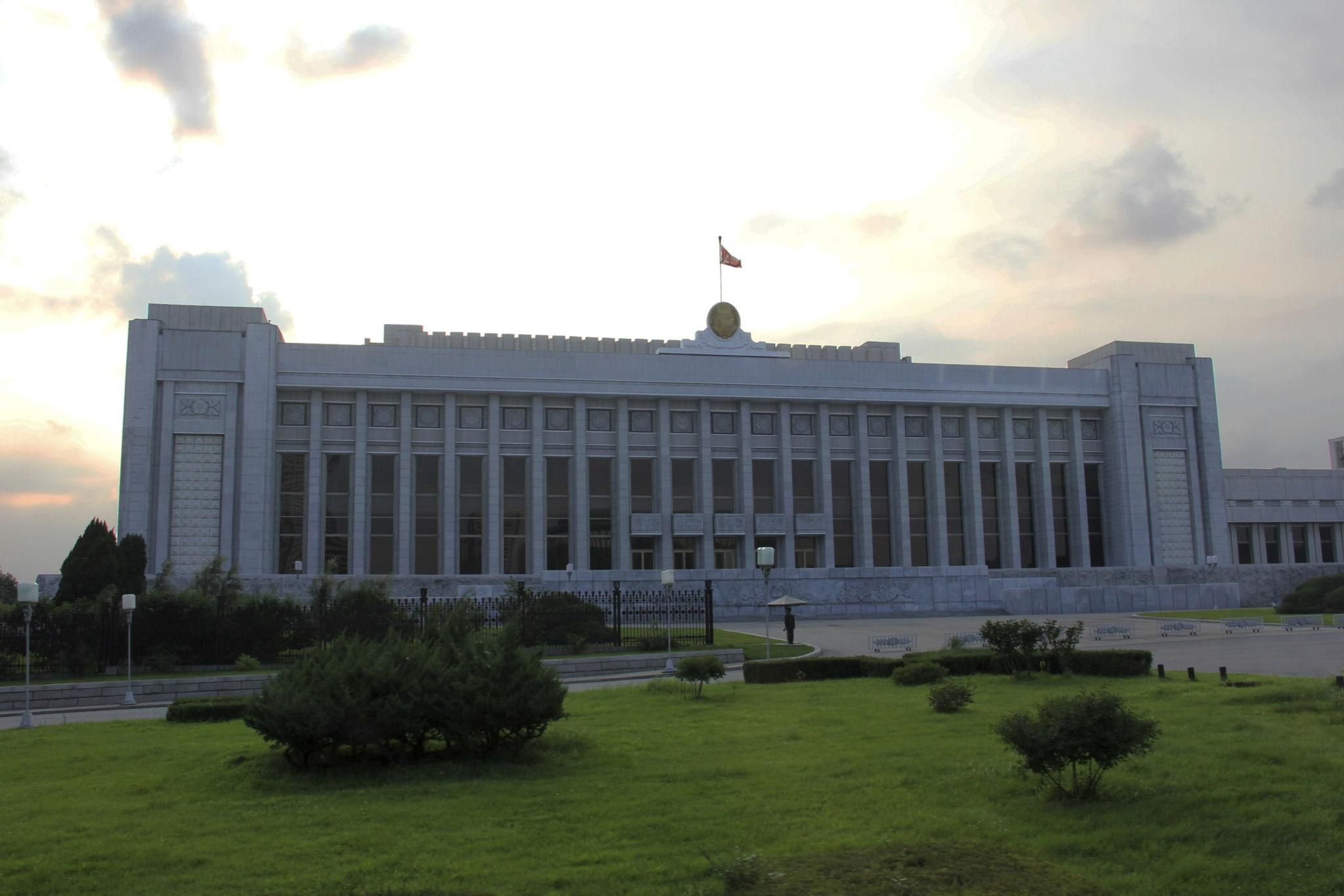 Административное здание в Пхеньяне (КНДР)