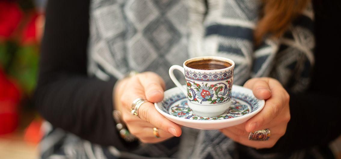 Кофе в чашке с традиционным балканским орнаментом