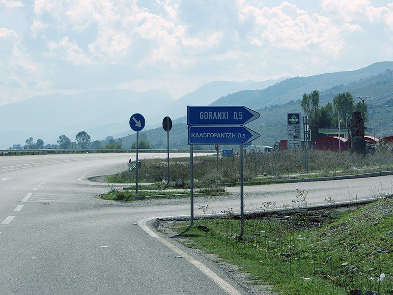 Дорожный указатель на деревню Горанси на албанском и греческом языках