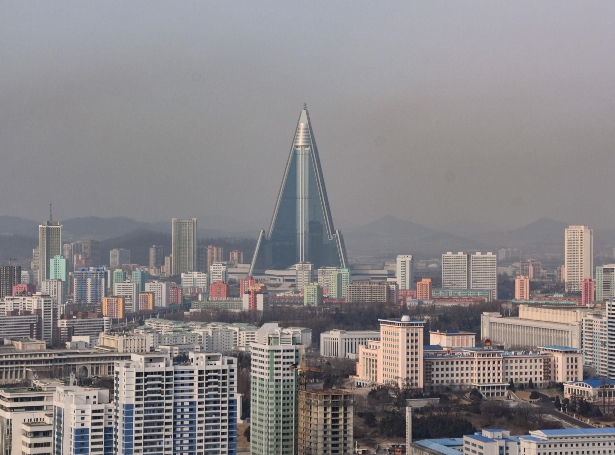 Строительство Ryugyong Hotel (КНДР) началось в 1987 году, но остановилось в 1992 из-за экономического кризиса