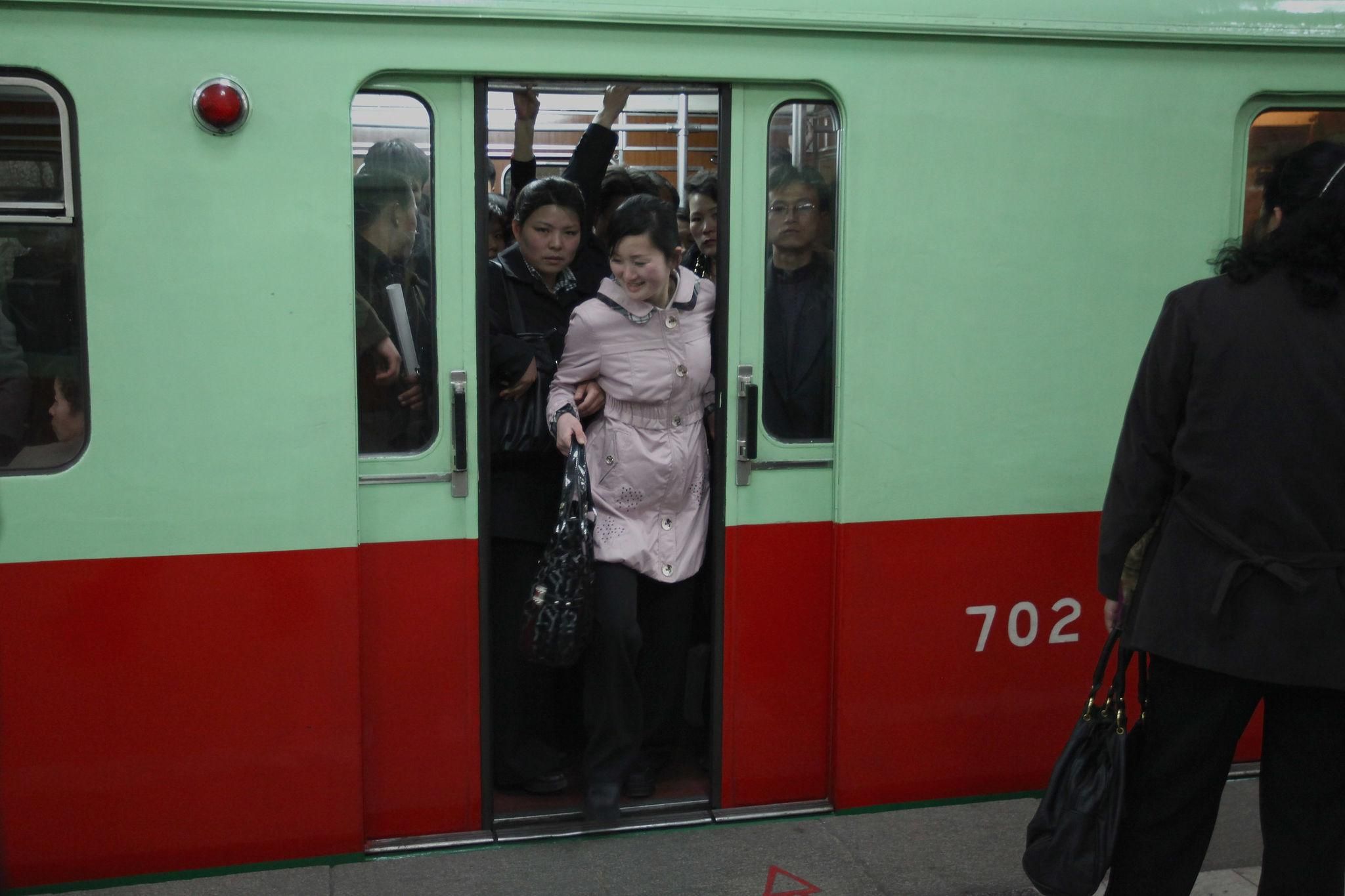 Вагон метро с пассажирами в Пхеньяне (КНДР)