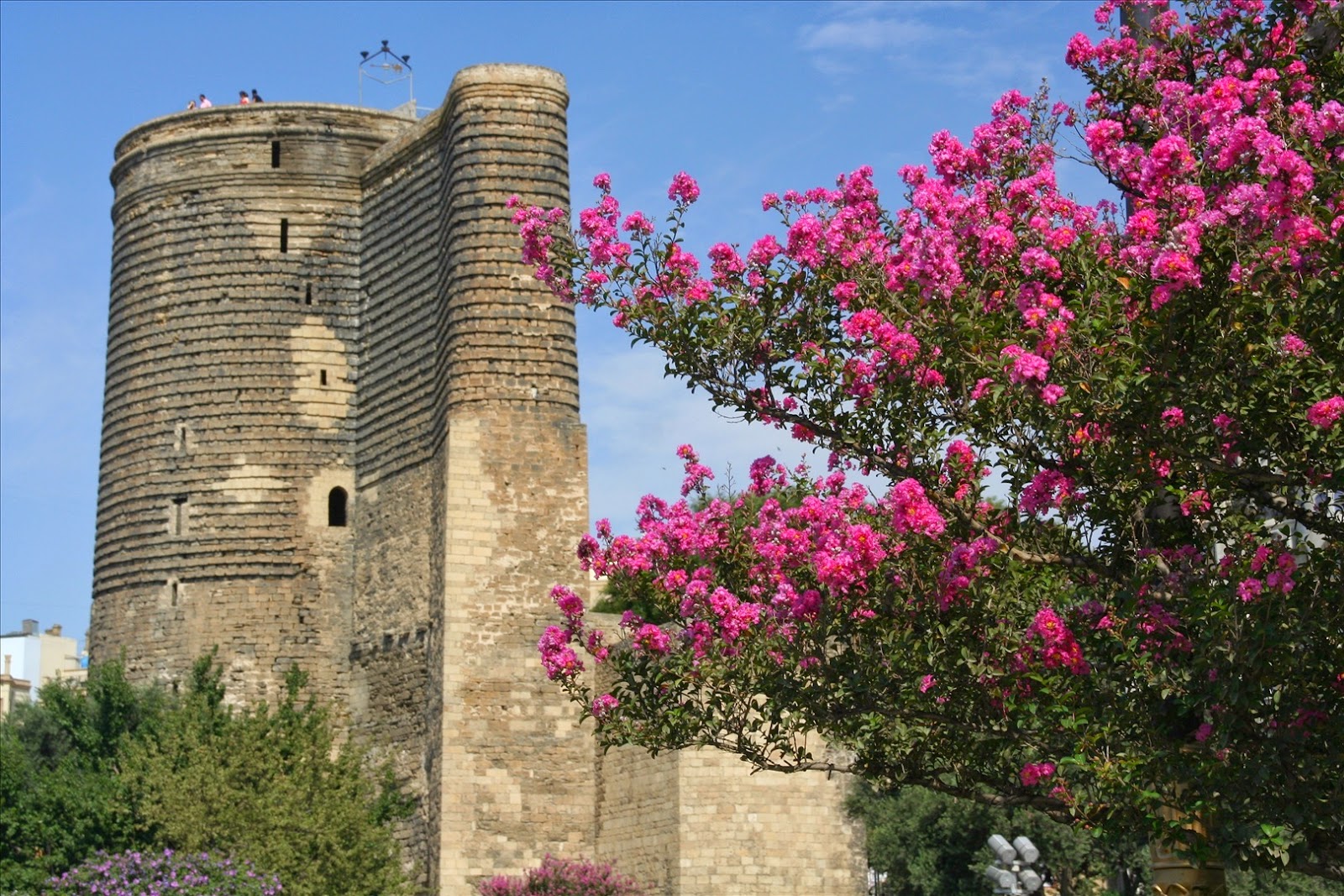 Девичья башня — древняя крепостная постройка у прибрежной части «Старого города» Ичери-шехер